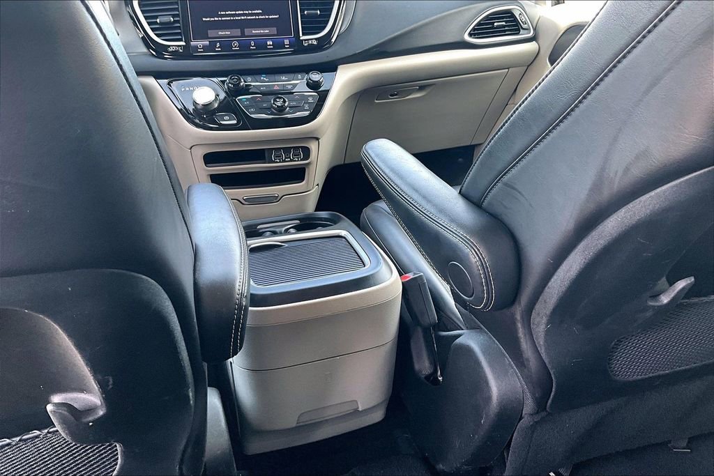 Used 2023 Chrysler Pacifica Touring-L image 34