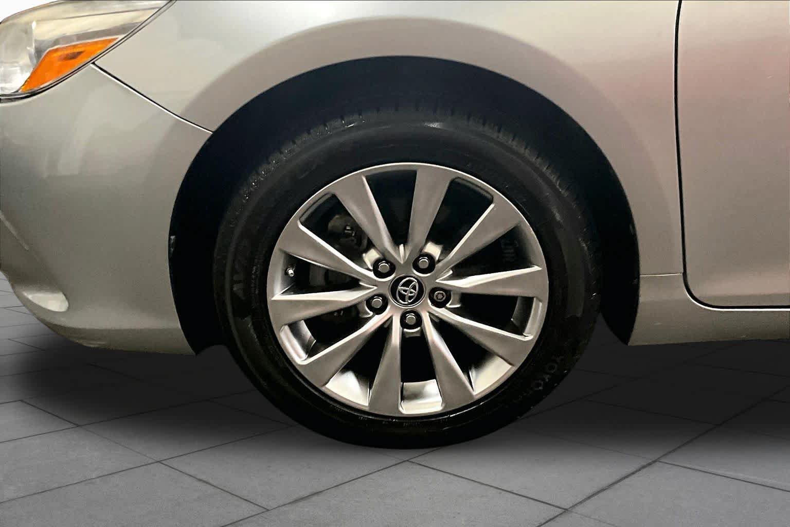Used 2017 Toyota Camry XLE FWD image 11