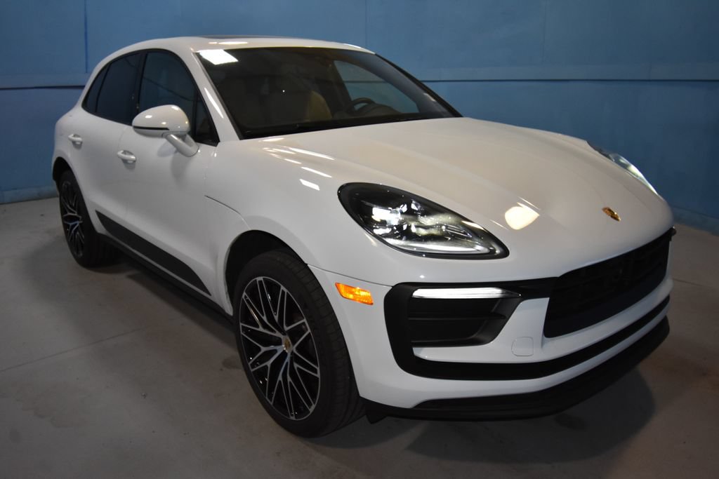 Certified 2025 Porsche Macan AWD/4WD image 24