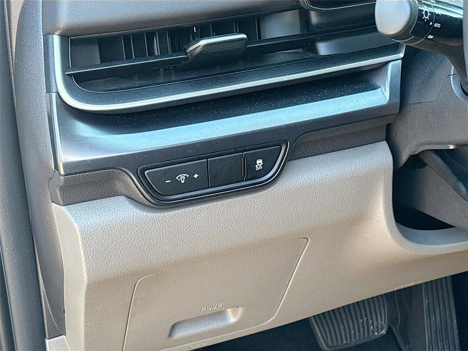 Used 2025 Kia Carnival FWD image 11