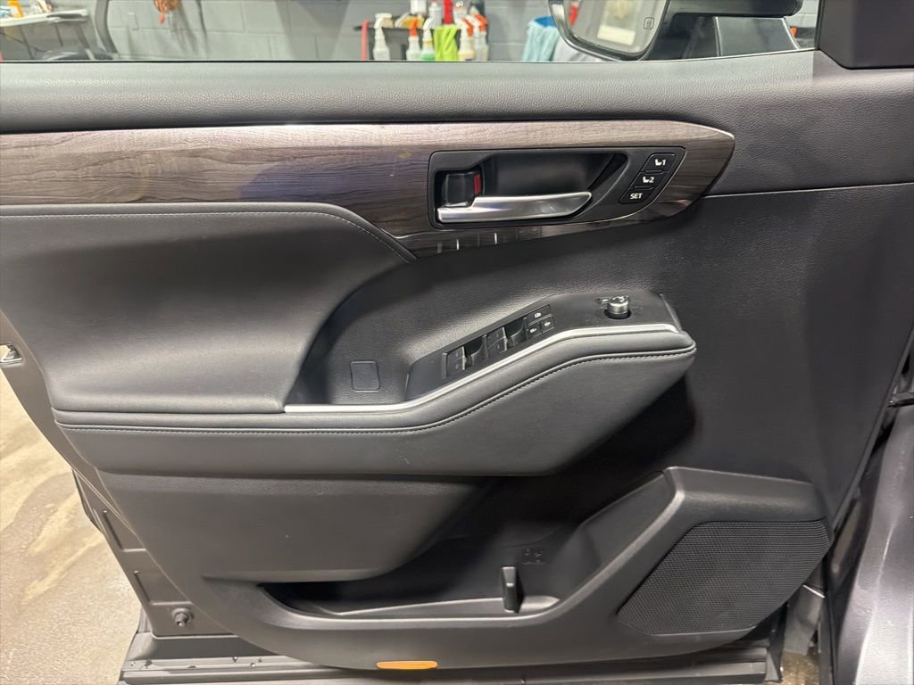 Used 2024 Toyota Highlander Platinum image 12