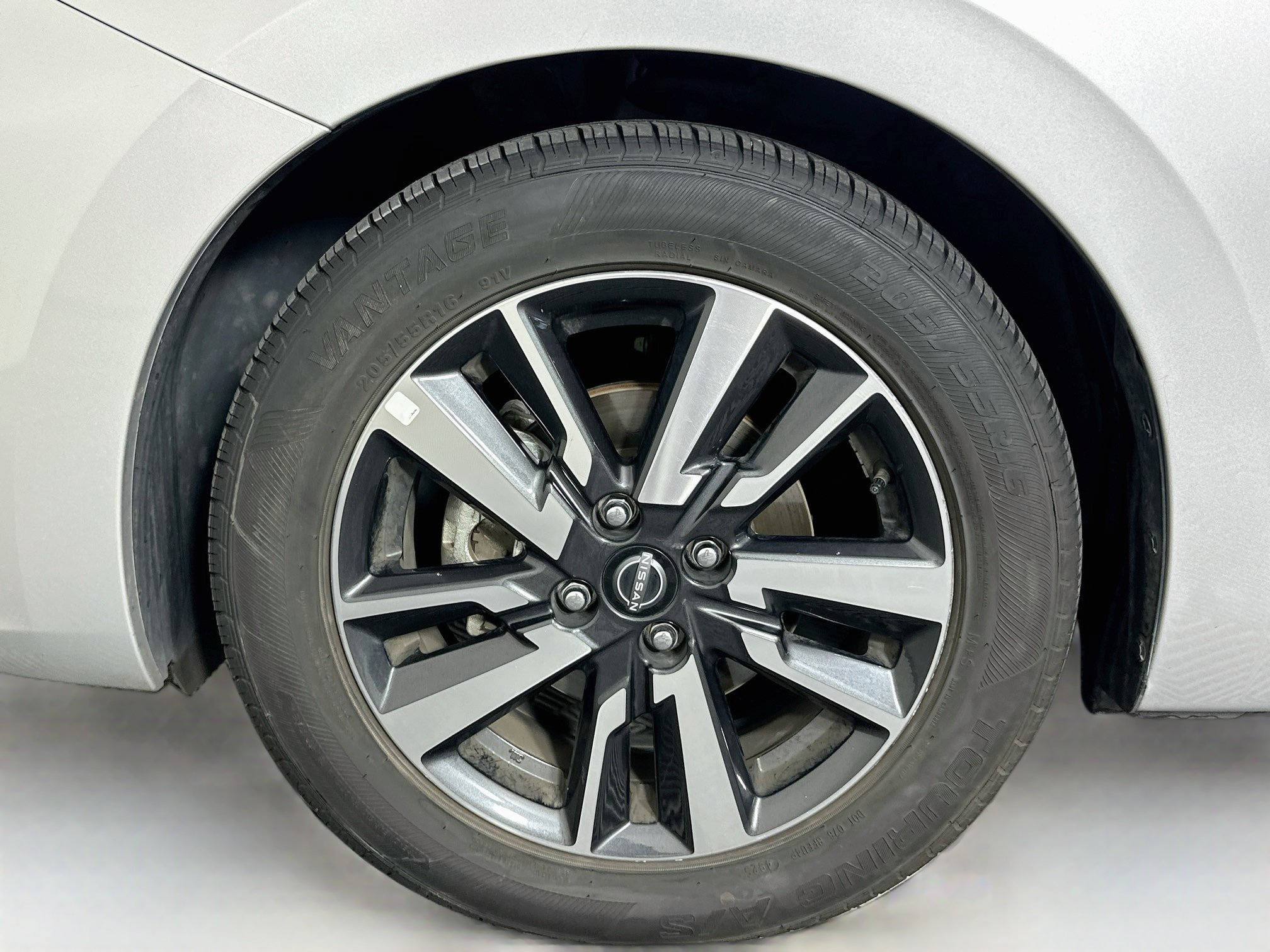 Used 2025 Nissan Versa SV FWD image 11