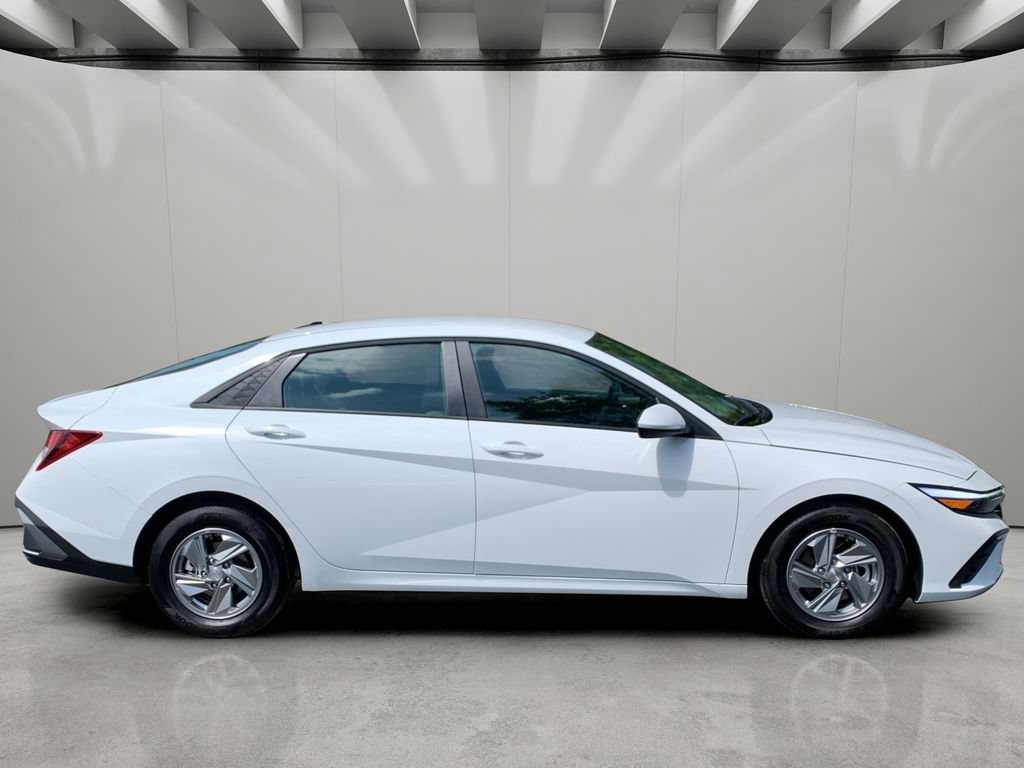 Certified 2026 Hyundai Elantra SE w/ Cargo Package FWD image 6