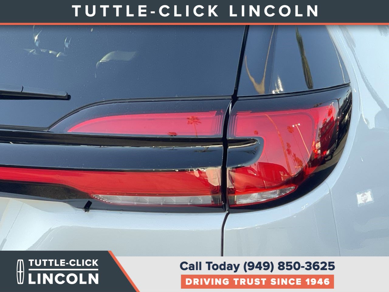 Used 2024 Chrysler Pacifica Limited w/ Uconnect Theater Family Group FWD image 9