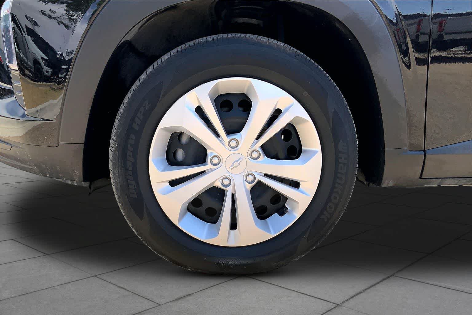 Used 2025 Chevrolet Trax LS FWD image 11