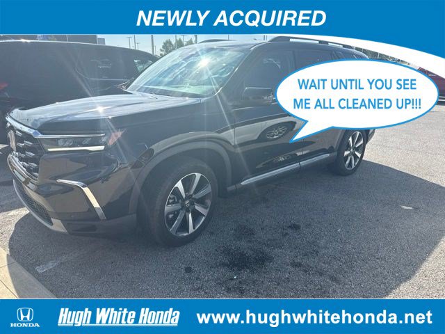 Used 2025 Honda Pilot Touring image 1