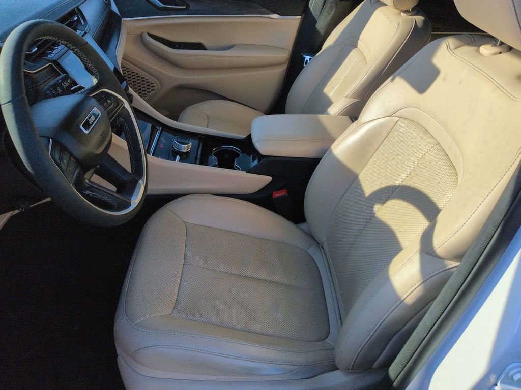 Used 2023 Jeep Grand Cherokee Limited w/ Luxury Tech Group II image 14