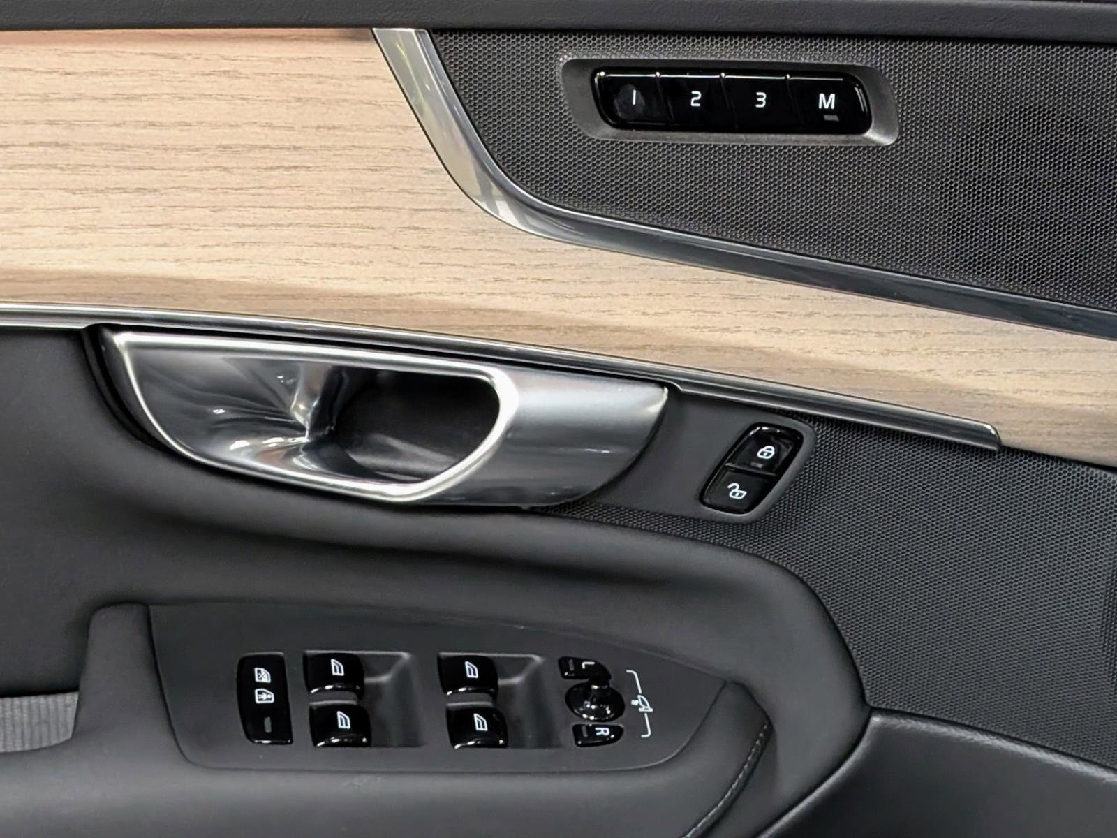 Used 2025 Volvo XC90 B5 Core w/ Protection Package Premier image 14