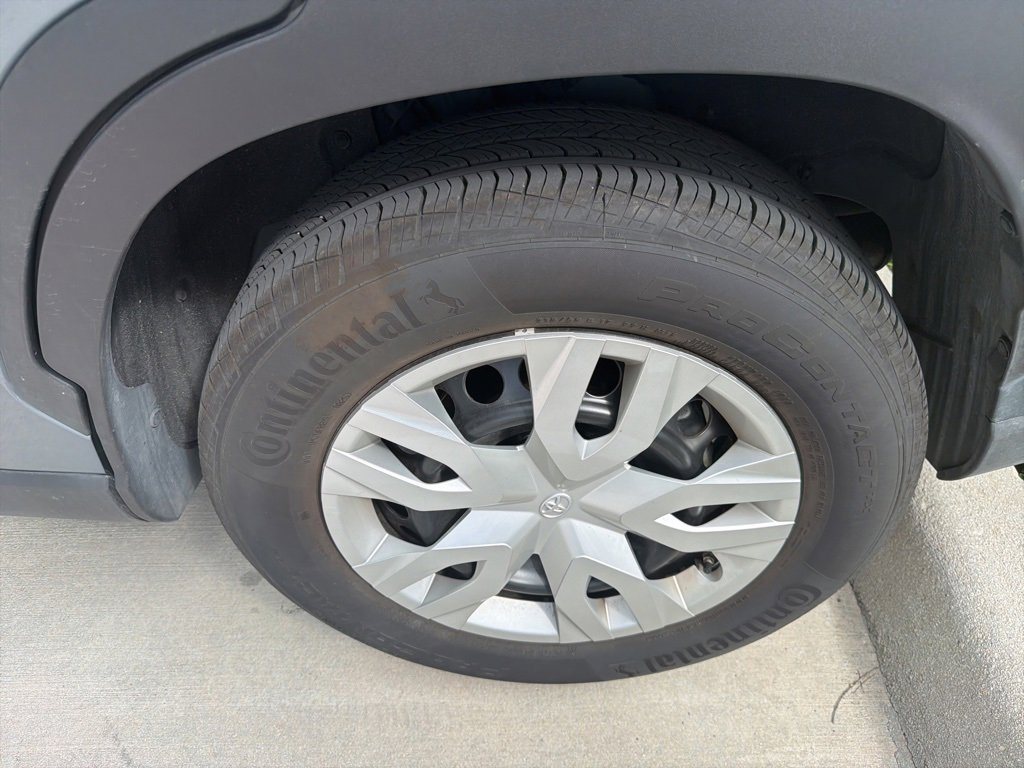 Used 2025 Toyota Corolla Cross L image 5