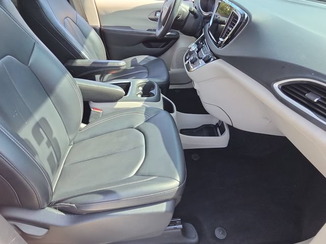 Used 2023 Chrysler Pacifica Touring-L FWD image 19