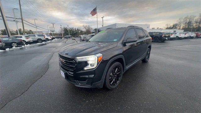 Used 2023 GMC Terrain SLE w/ Driver Convenience Package image 4