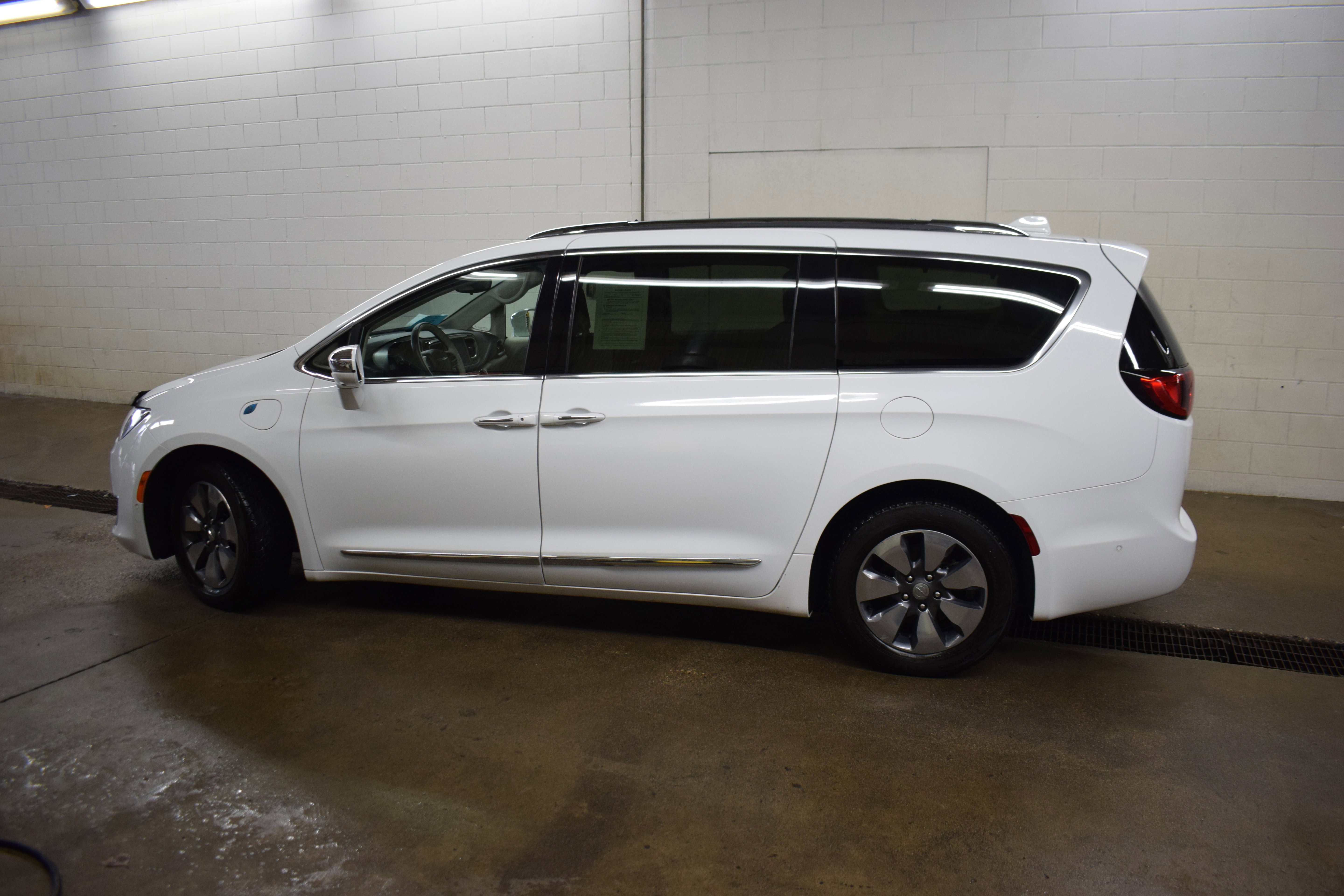 Used 2017 Chrysler Pacifica Platinum image 3