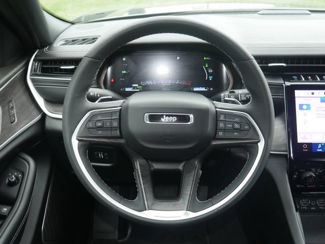 Used 2025 Jeep Grand Cherokee Limited 4xe w/ Luxury Tech Group II AWD/4WD image 17
