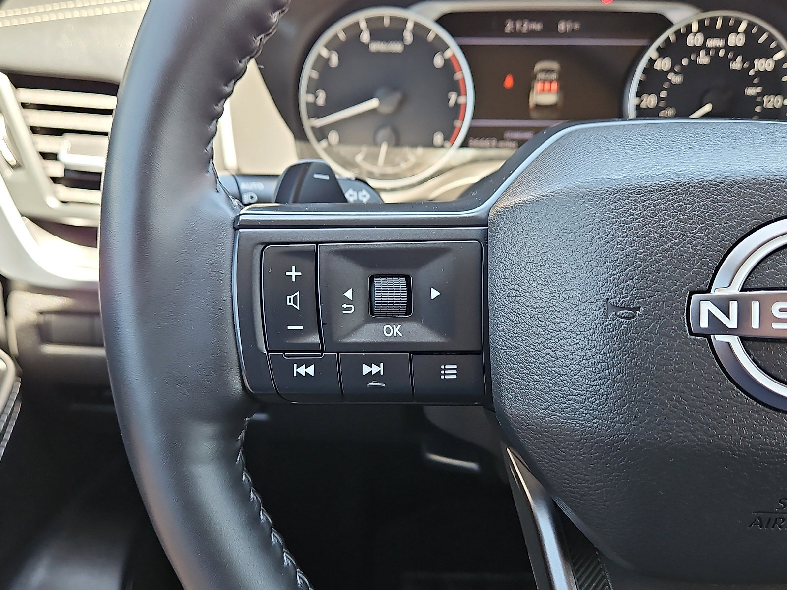 Used 2025 Nissan Rogue SV w/ SV Premium Package FWD image 17