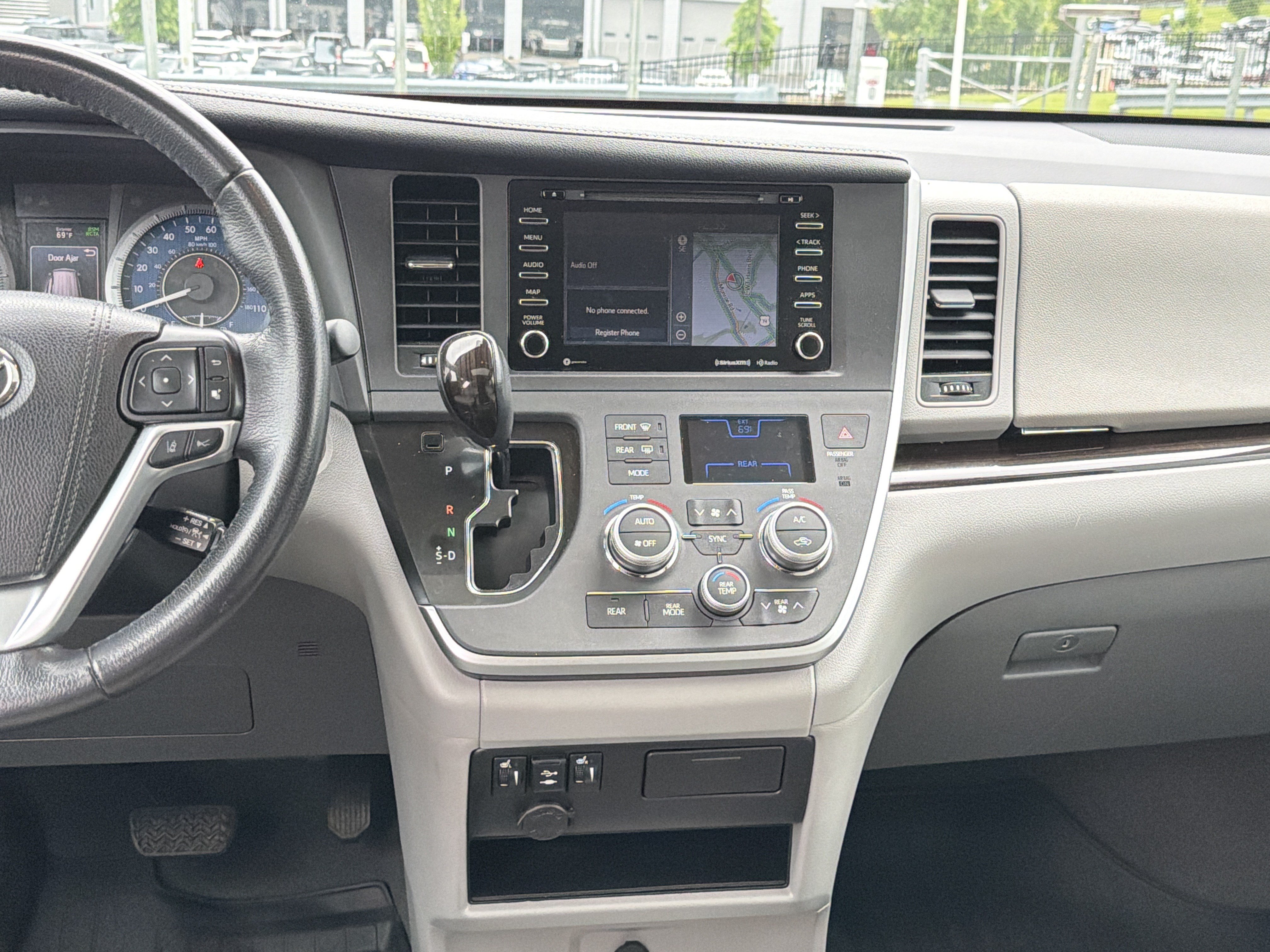 Used 2020 Toyota Sienna XLE w/ XLE Navigation Package FWD image 30
