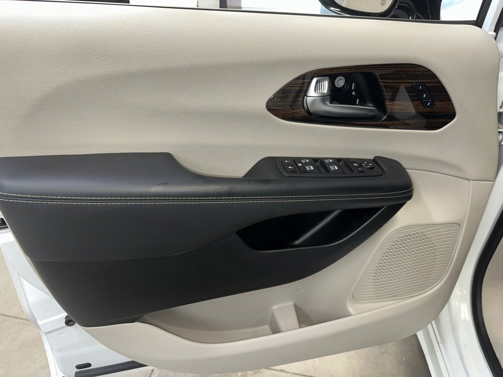 Used 2023 Chrysler Pacifica Limited image 8