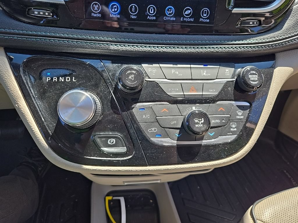 Used 2017 Chrysler Pacifica Platinum FWD image 16