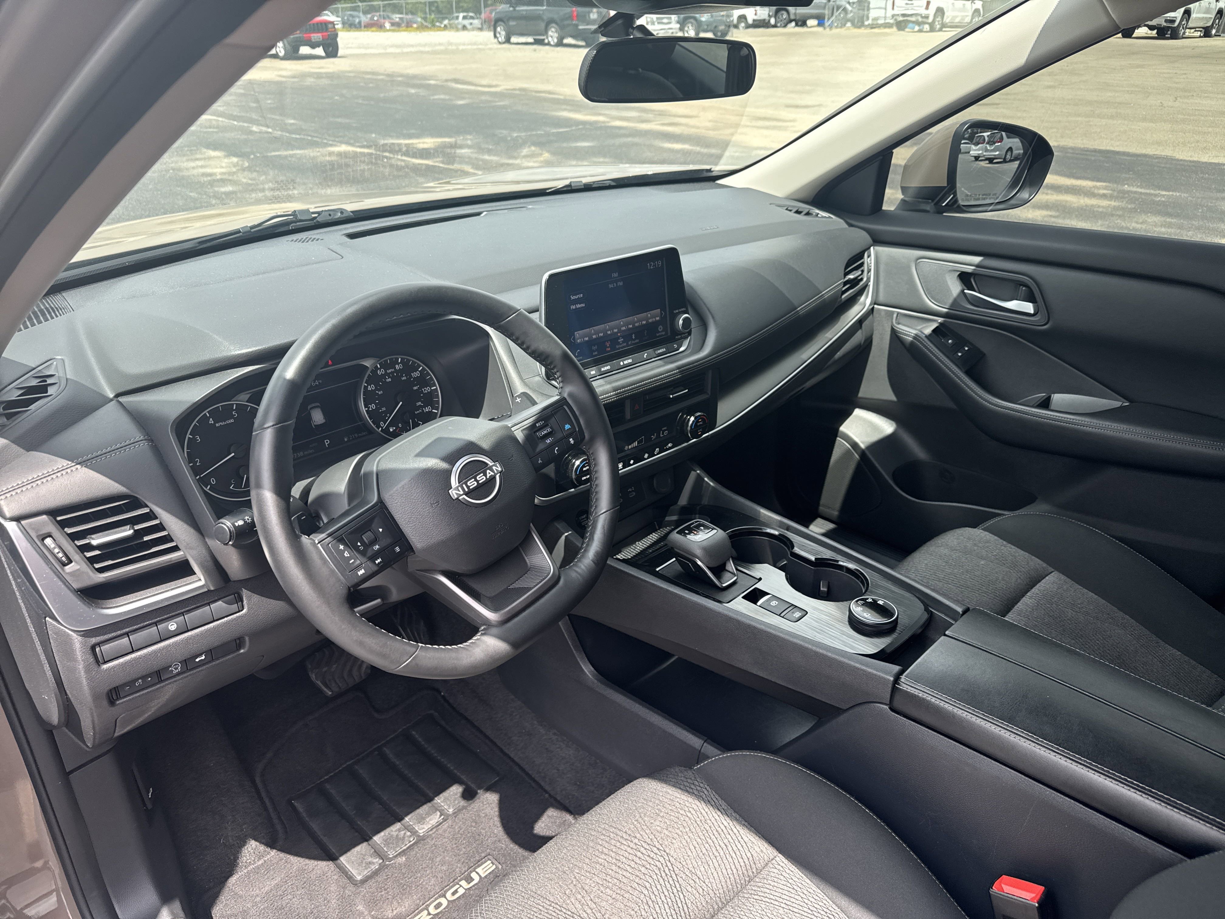 Used 2025 Nissan Rogue SV image 9