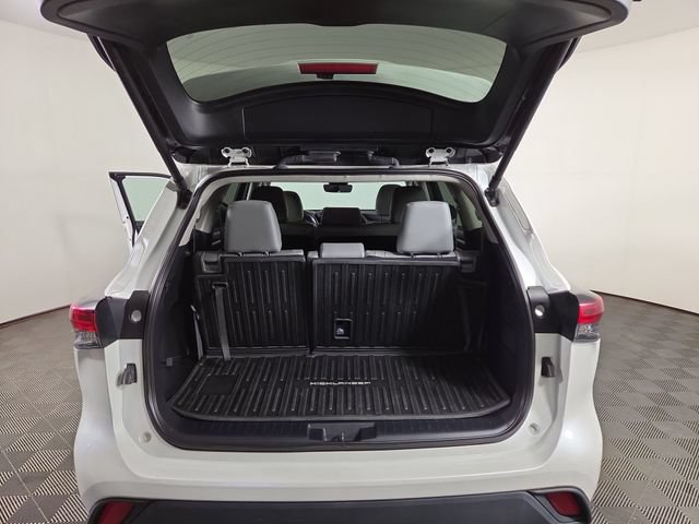 Used 2024 Toyota Highlander XLE AWD/4WD image 35