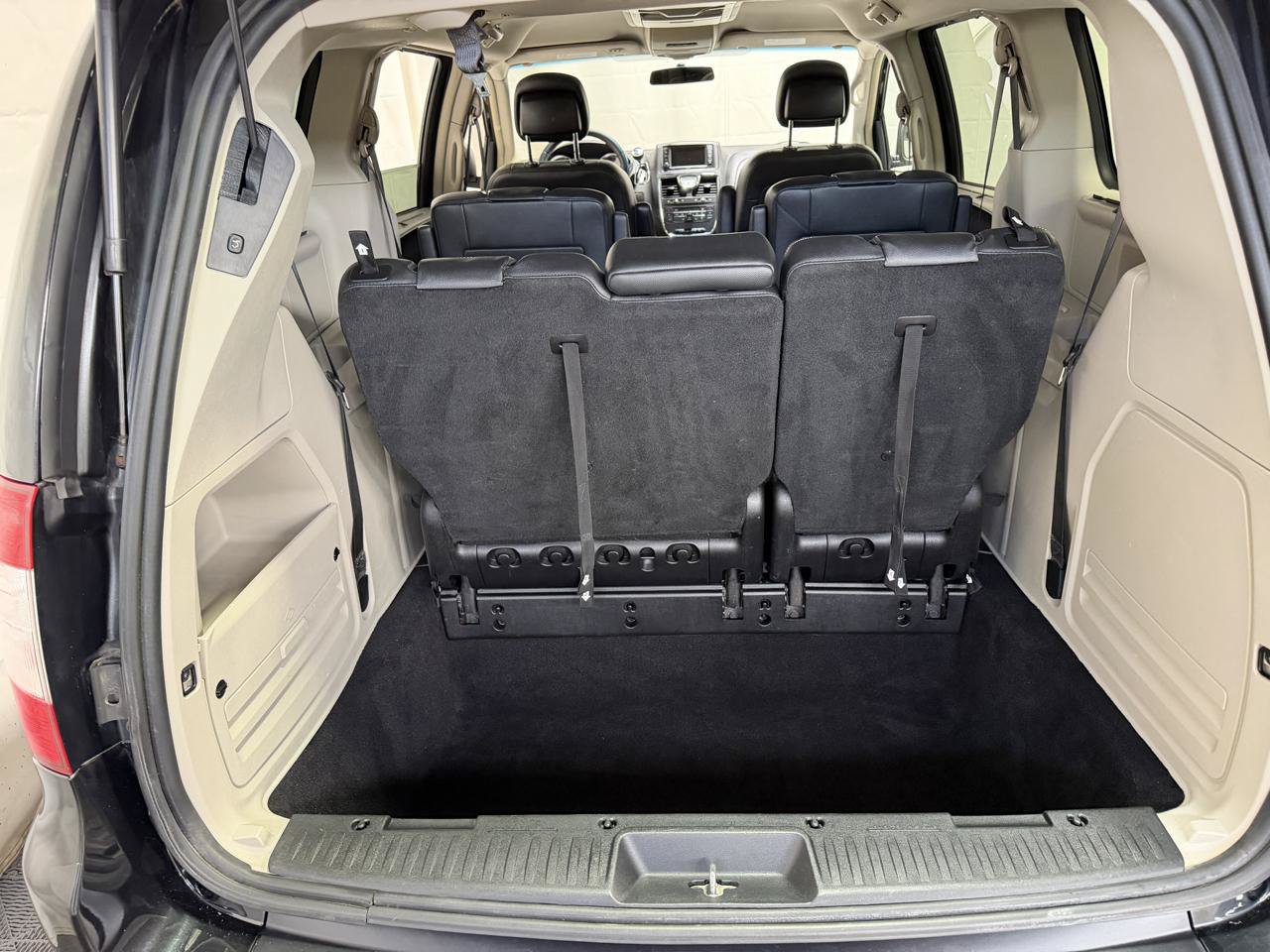 Used 2016 Chrysler Town & Country Touring FWD image 18