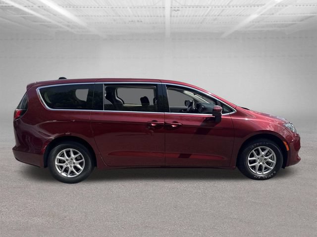 Used 2023 Chrysler Voyager LX FWD image 5