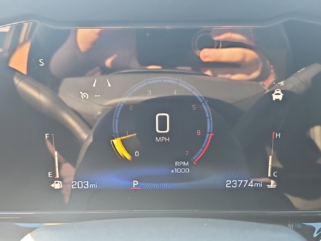 Used 2025 Chevrolet Trax RS w/ Sunroof Package FWD image 16