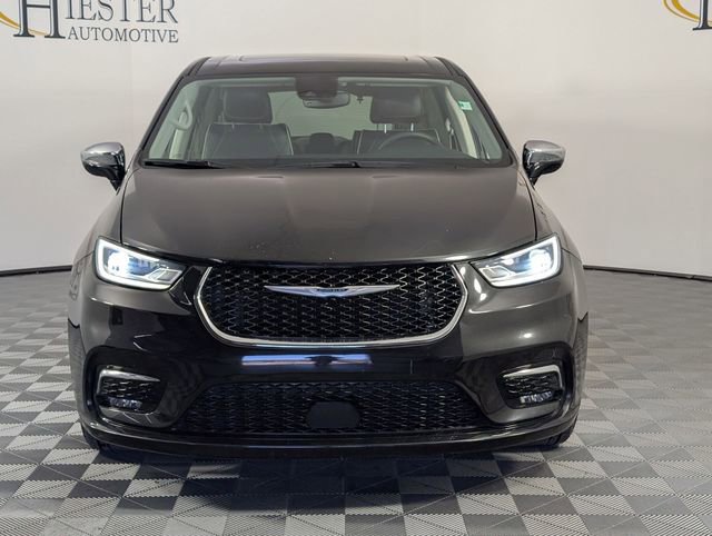 Used 2023 Chrysler Pacifica Limited image 3