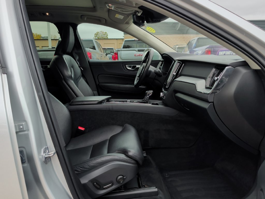 Used 2019 Volvo XC60 T5 Momentum w/ Premium Package AWD/4WD image 37