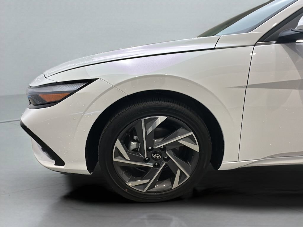 Certified 2025 Hyundai Elantra Limited image 3