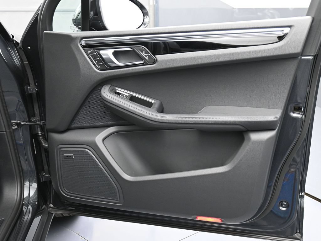 Certified 2026 Porsche Macan AWD/4WD image 28