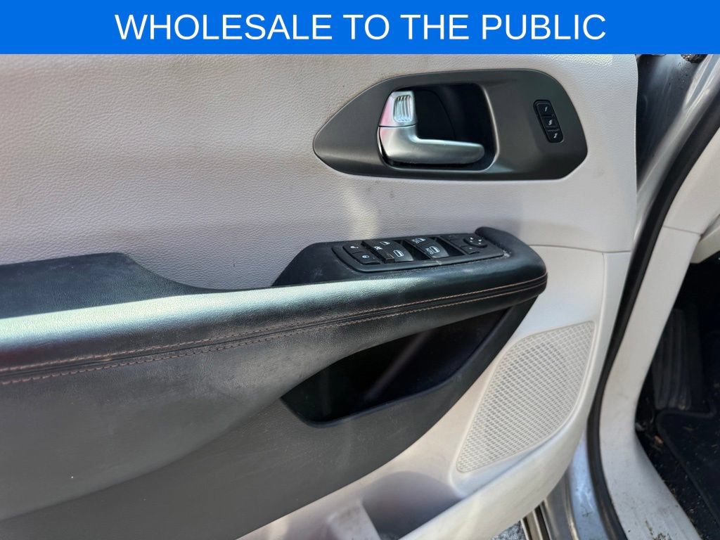 Used 2020 Chrysler Pacifica Touring-L FWD image 5