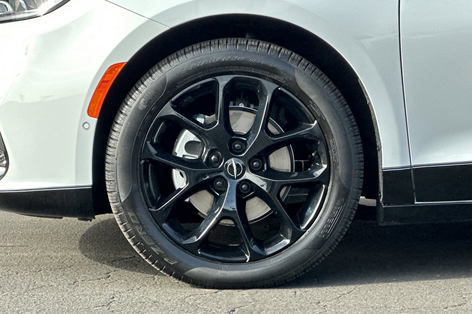 Used 2024 Chrysler Pacifica Limited w/ Uconnect Theater Family Group image 27