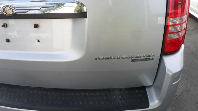 Used 2010 Chrysler Town & Country LX w/ Entertainment Group #1 FWD image 11