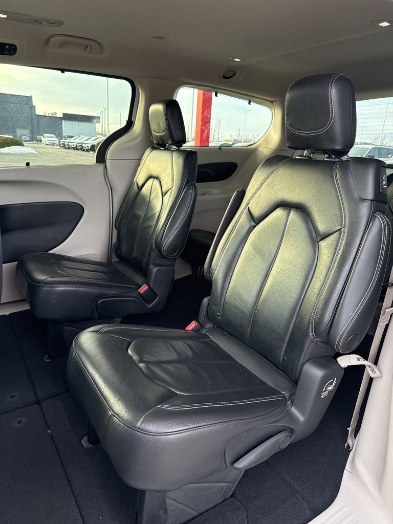 Used 2022 Chrysler Pacifica Touring-L image 18
