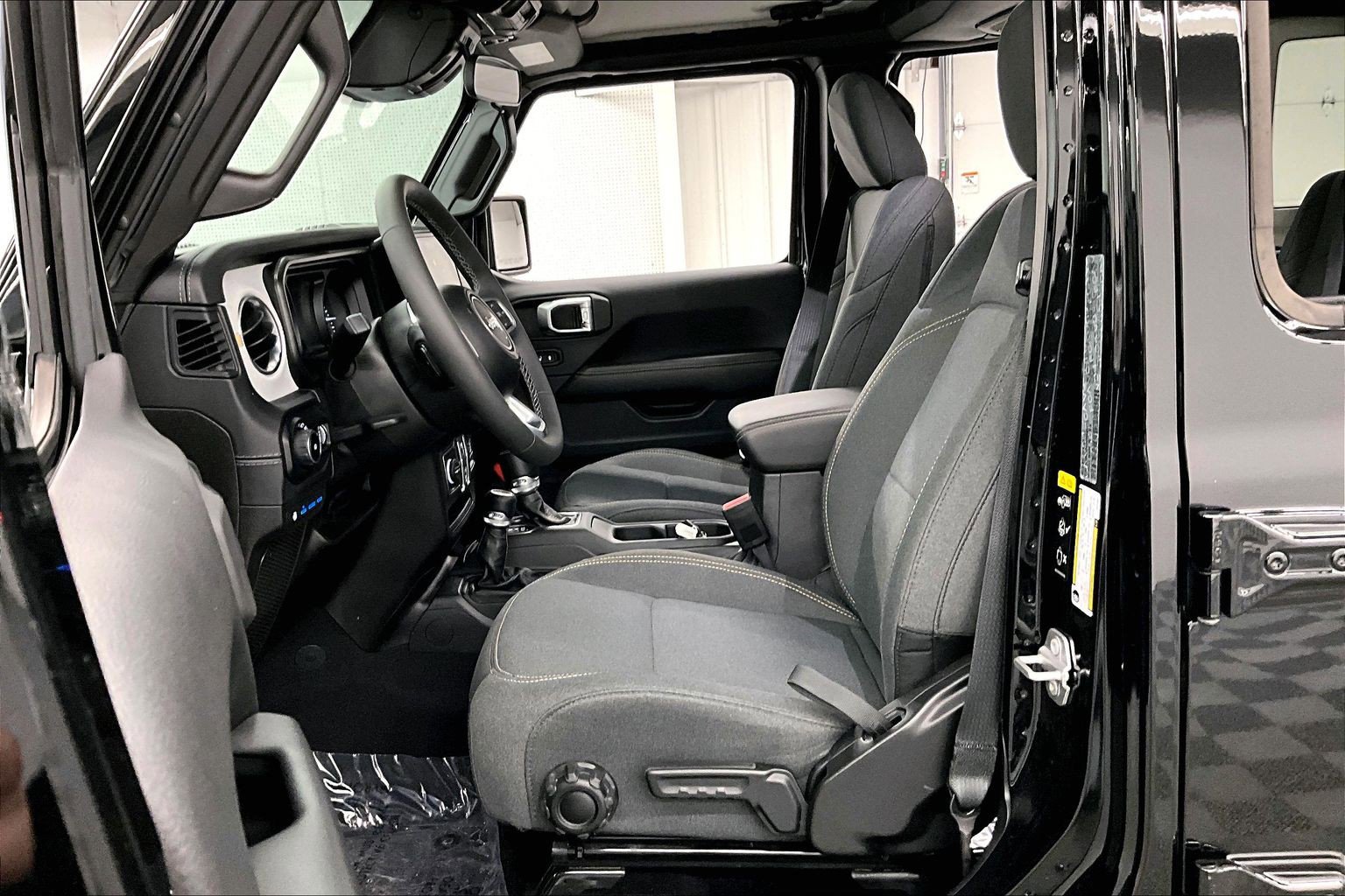 Used 2025 Jeep Wrangler Unlimited Sahara w/ Safety Group AWD/4WD image 23