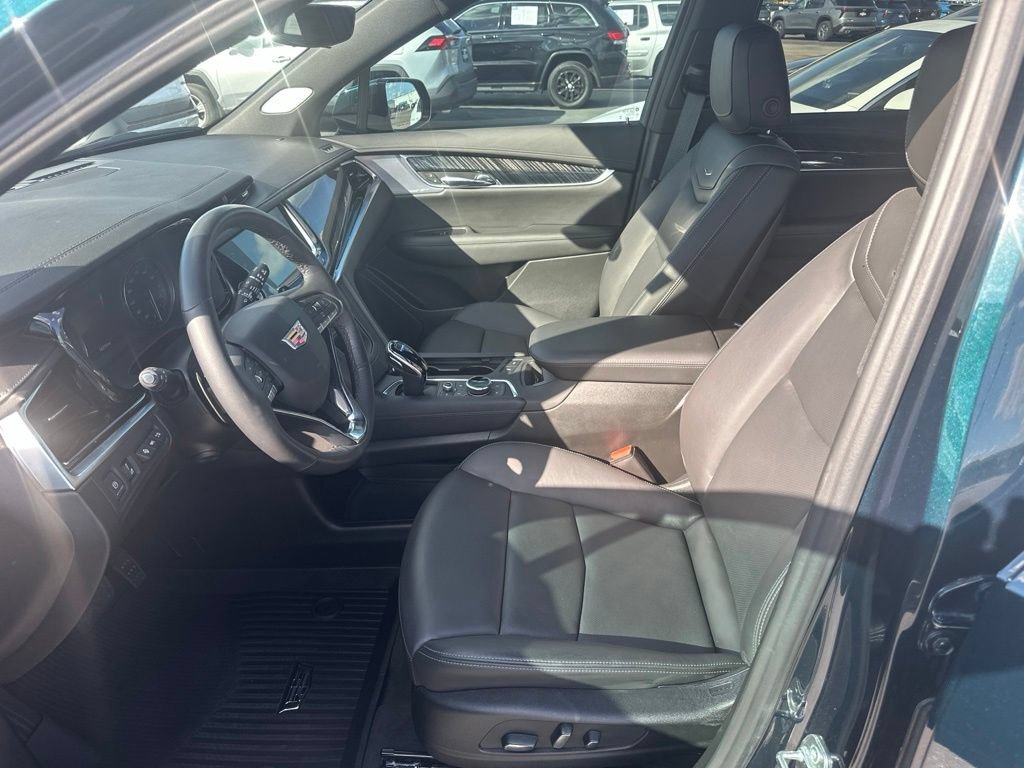 Used 2025 Cadillac XT6 Premium Luxury w/ Technology Package FWD image 6