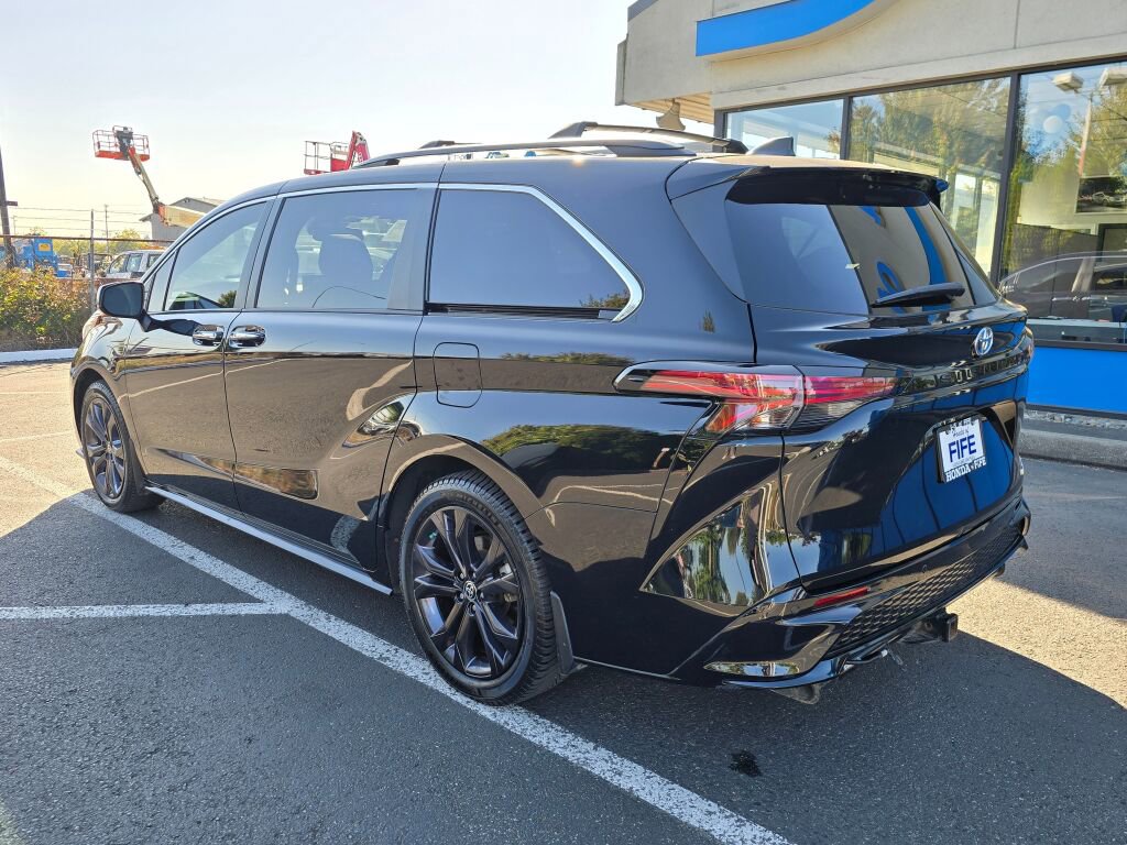 Used 2022 Toyota Sienna XSE image 3