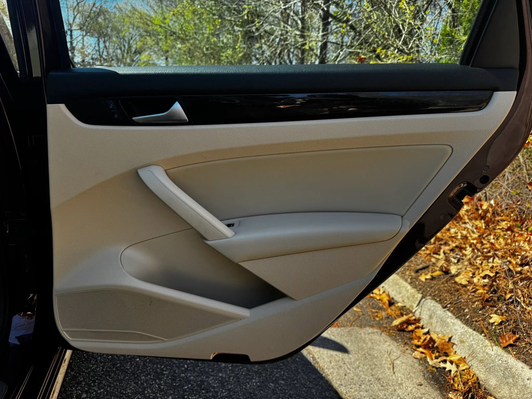 Used 2014 Volkswagen Passat TDI SEL Premium image 13