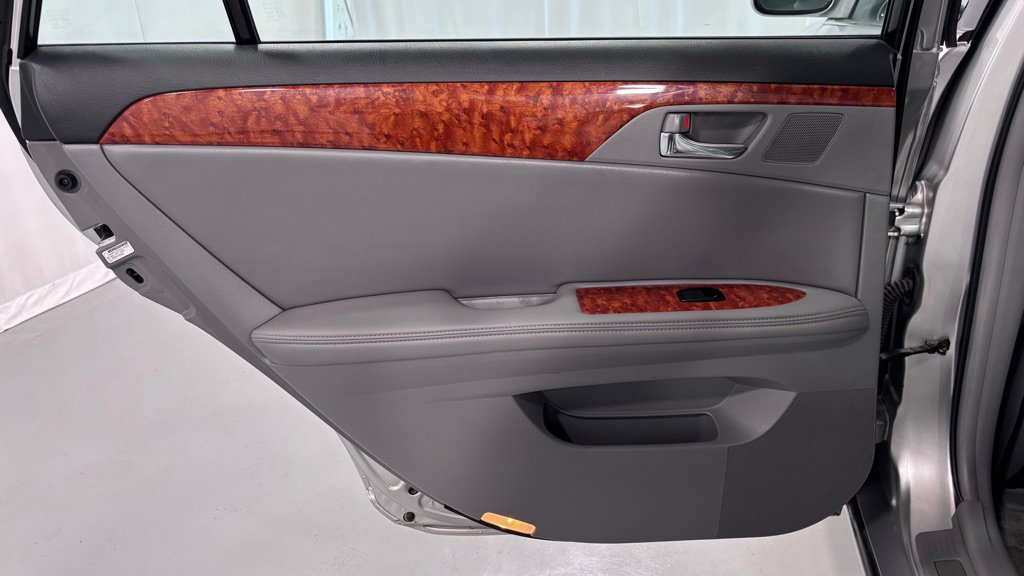 Used 2005 Toyota Avalon XLS image 23