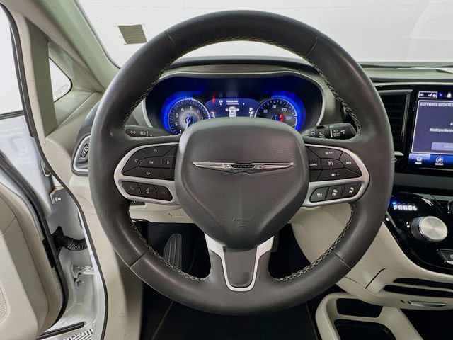 Used 2022 Chrysler Pacifica Touring-L image 12