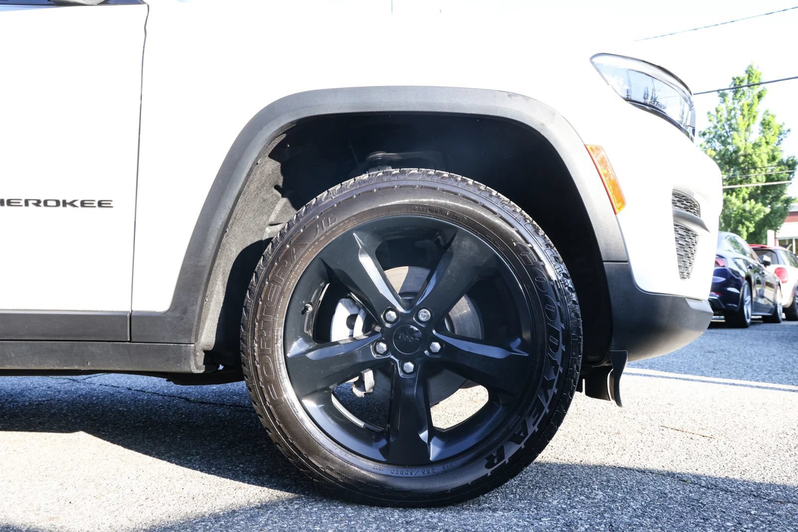 Used 2023 Jeep Grand Cherokee Altitude AWD/4WD image 8
