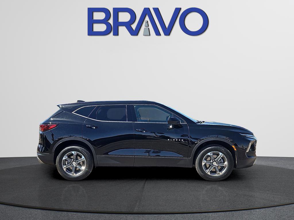 Used 2025 Chevrolet Blazer LT FWD image 3