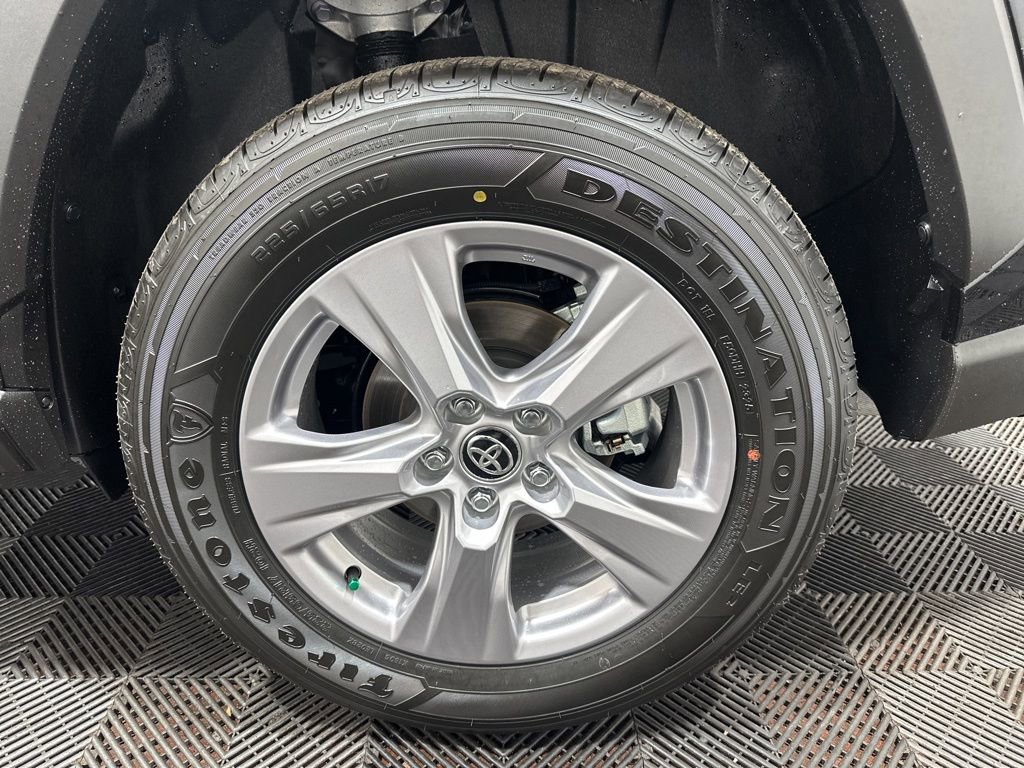 Used 2025 Toyota RAV4 XLE image 32