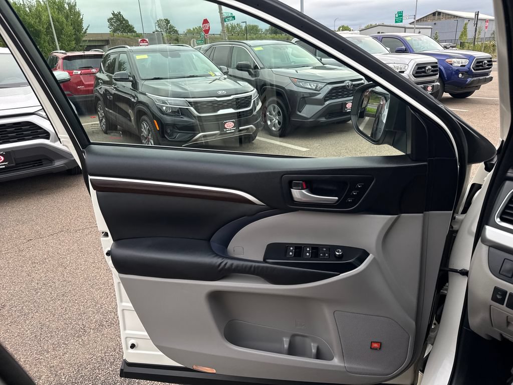 Used 2015 Toyota Highlander Limited AWD/4WD image 33