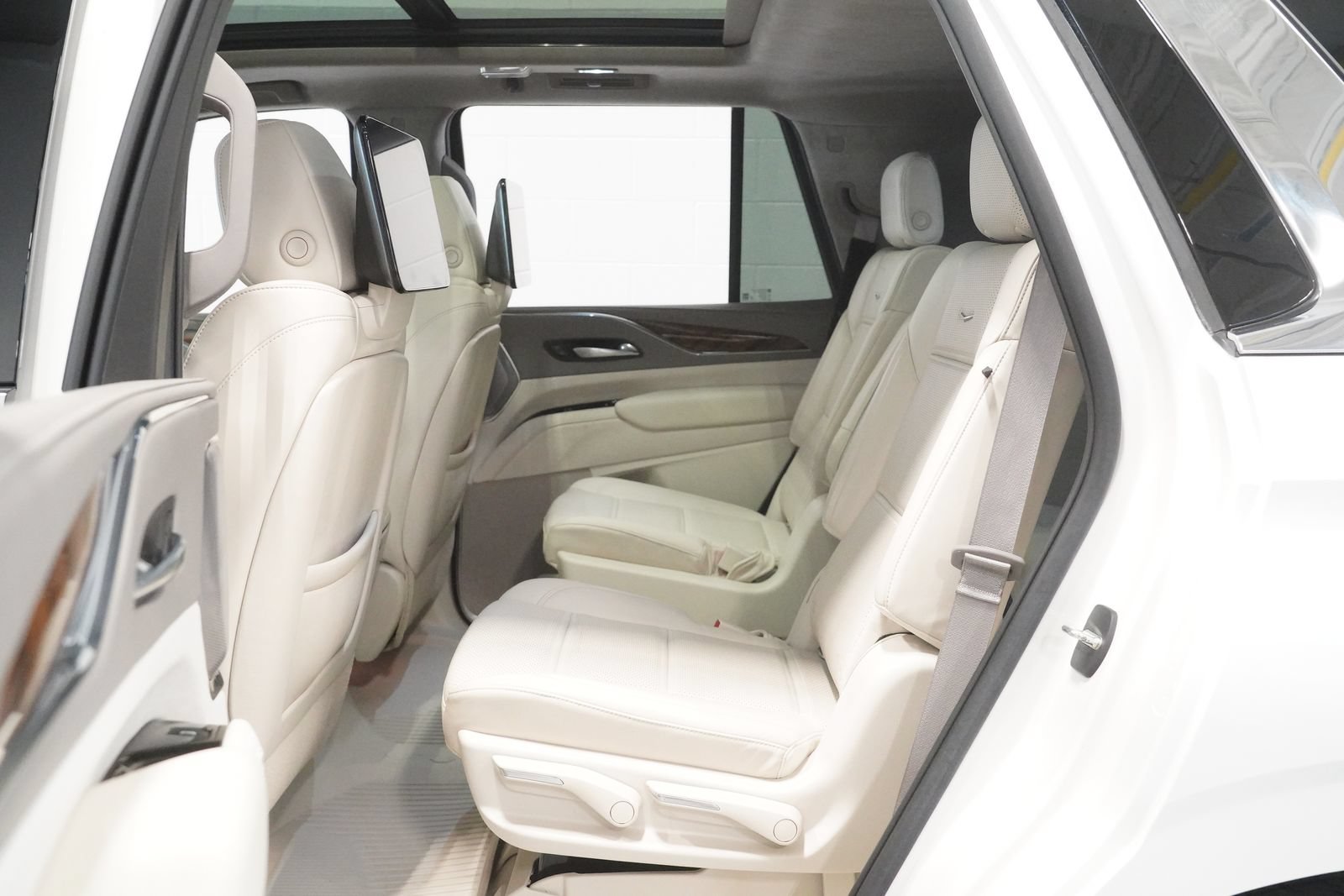 Used 2021 Cadillac Escalade Premium Luxury Platinum w/ Heavy-Duty Trailer Package AWD/4WD image 13
