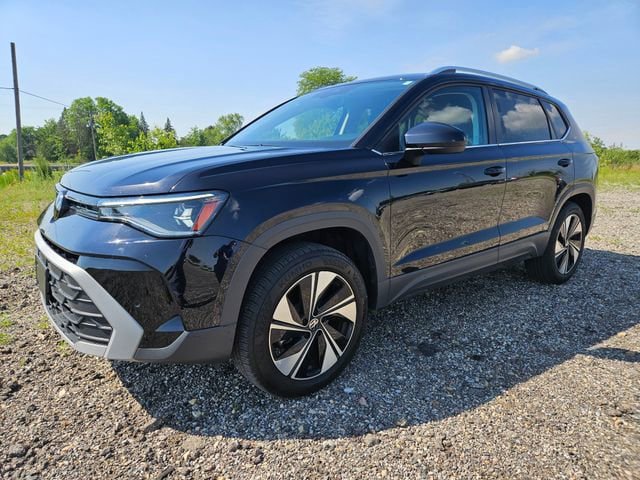 Used 2025 Volkswagen Taos SE AWD/4WD image 3