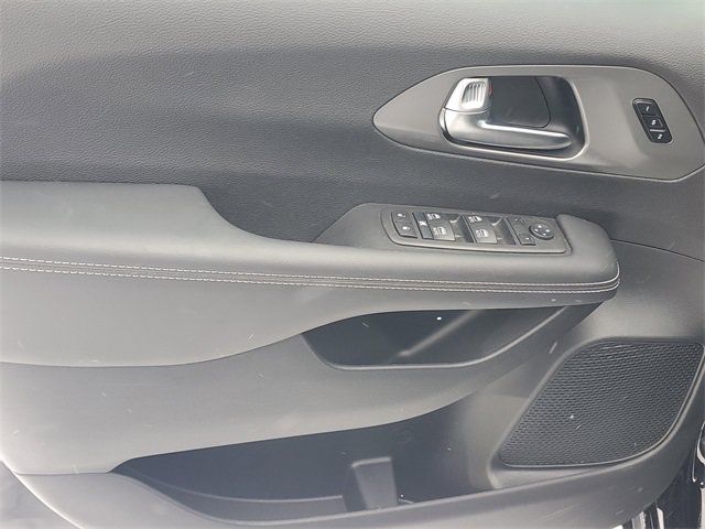 New 2026 Chrysler Pacifica Select FWD image 15