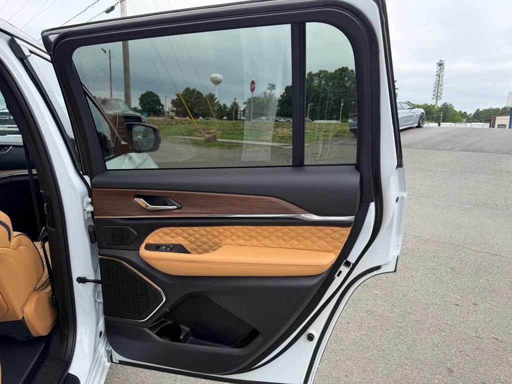 Used 2024 Jeep Grand Cherokee L Summit AWD/4WD image 35
