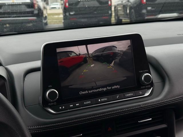 Used 2024 Nissan Rogue SV image 3