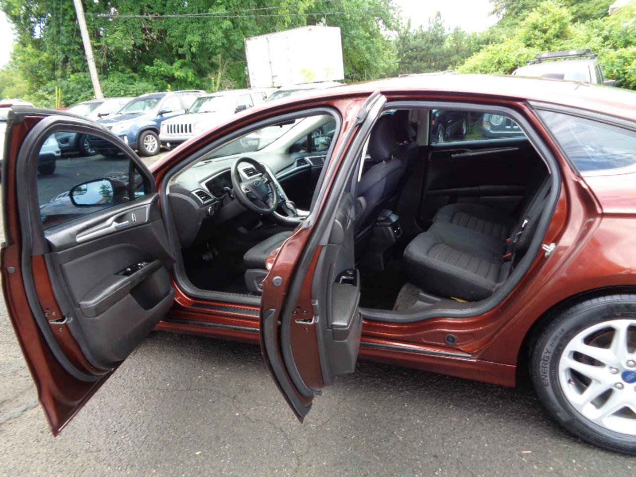 Used 2015 Ford Fusion SE FWD image 16